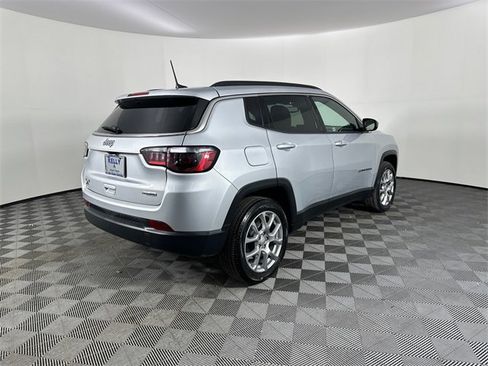 Used 2024 Jeep Compass Latitude image 8