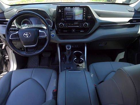 Used 2022 Toyota Highlander XLE AWD/4WD image 24