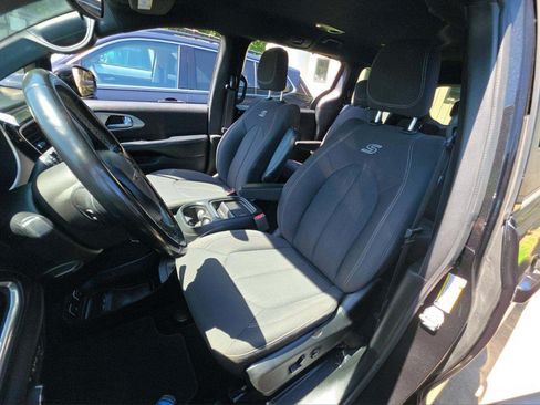 Used 2018 Chrysler Pacifica Touring Plus w/ S Appearance Package FWD image 3