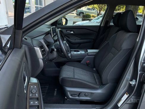 Used 2025 Nissan Rogue SV FWD image 10