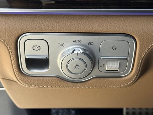 Used 2025 Mercedes-Benz GLS 580 4MATIC image 27