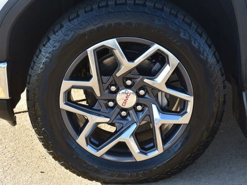 Used 2025 GMC Sierra 1500 SLT image 10