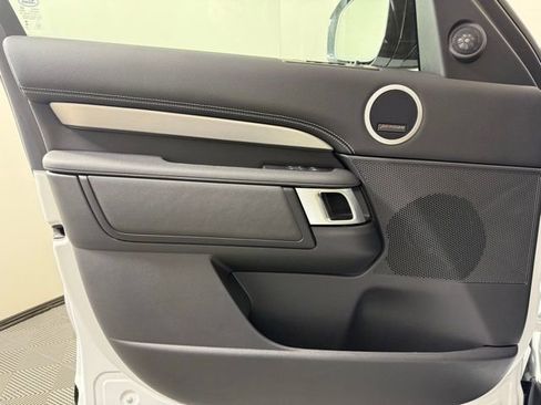 Used 2025 Land Rover Discovery Dynamic SE image 10