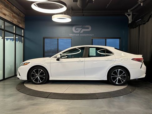 Used 2018 Toyota Camry SE w/ Moonroof Package image 6