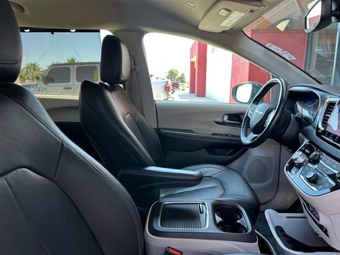 Used 2022 Chrysler Pacifica Touring-L FWD image 33