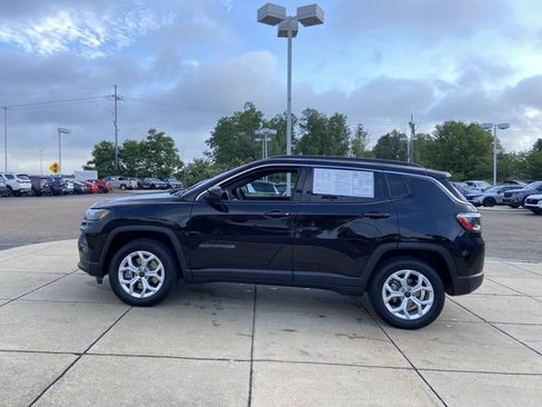 Used 2025 Jeep Compass Latitude AWD/4WD image 7