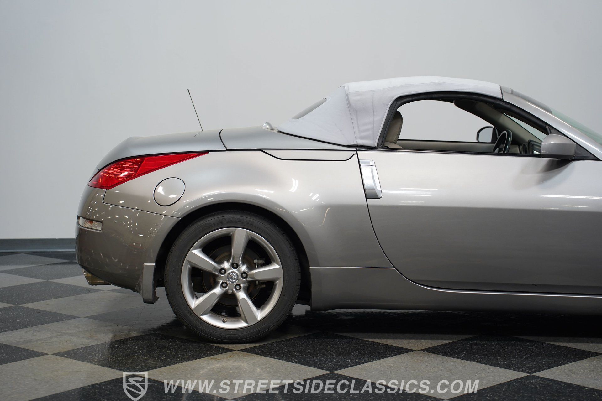 Used 2007 Nissan 350Z Touring RWD image 29