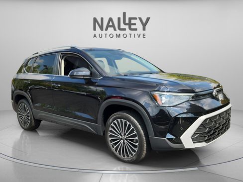 Certified 2025 Volkswagen Taos SE image 7