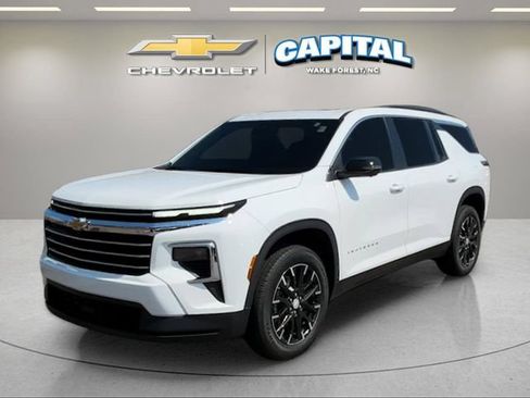 Used 2026 Chevrolet Traverse LT w/ Sun and Wheel Package FWD image 1