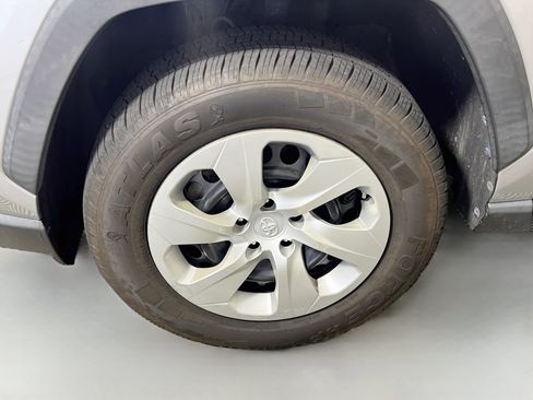 Used 2021 Toyota RAV4 LE FWD image 14