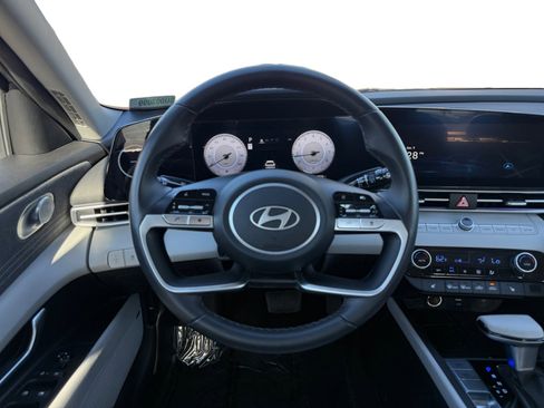 Used 2025 Hyundai Elantra Limited image 12