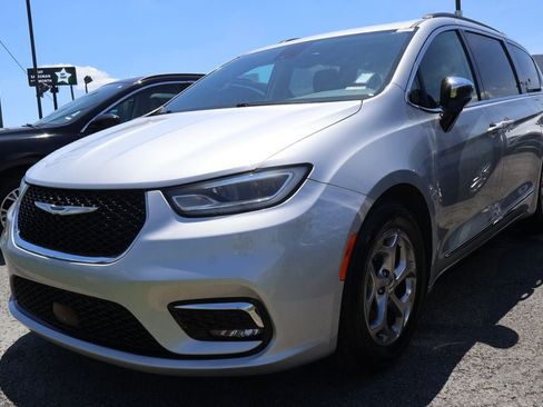 Used 2023 Chrysler Pacifica Limited FWD image 1