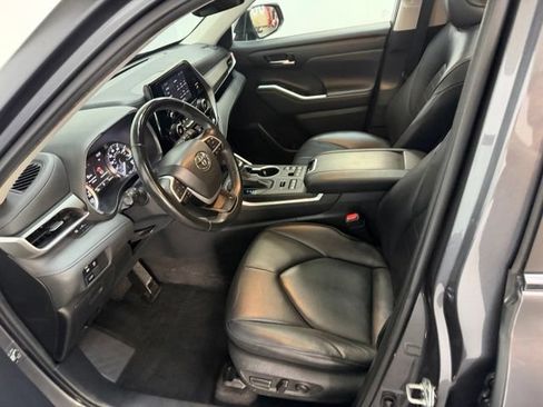 Used 2023 Toyota Highlander XLE AWD/4WD image 21