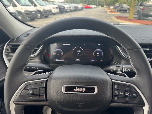 Used 2023 Jeep Grand Cherokee Limited w/ Black Appearance Package AWD/4WD image 23