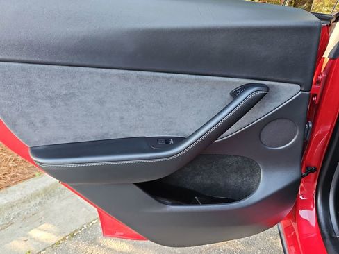 Used 2022 Tesla Model Y Long Range image 30