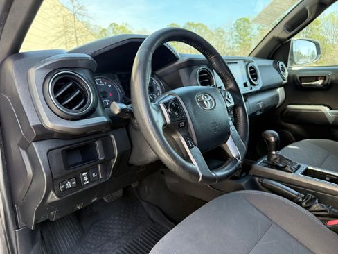 Used 2019 Toyota Tacoma TRD Off-Road w/ Technology Package image 21