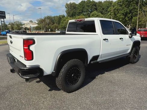 Used 2024 Chevrolet Silverado 2500 ZR2 w/ Technology Package image 8