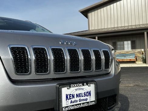 Used 2019 Jeep Cherokee Latitude w/ Cold Weather Group image 6