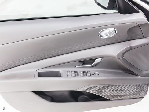 Used 2023 Hyundai Elantra SEL image 21