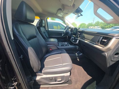 Used 2023 Ford Expedition XLT RWD image 5