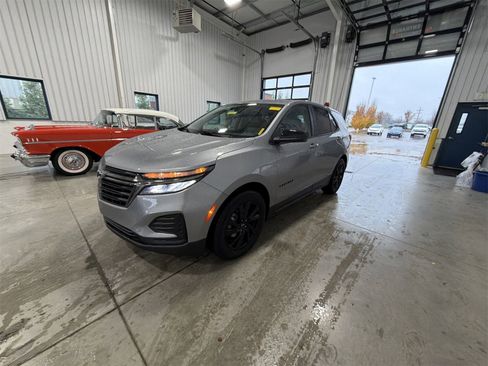 Used 2024 Chevrolet Equinox LS w/ LS Convenience Package image 4