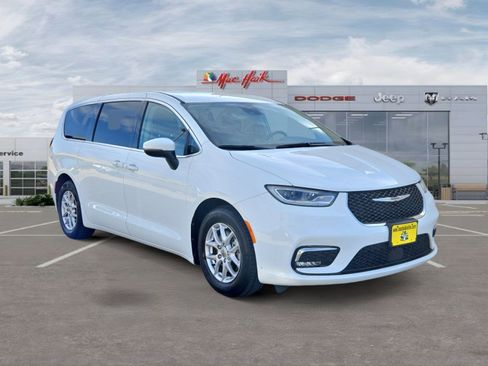 Certified 2023 Chrysler Pacifica Touring-L FWD image 7