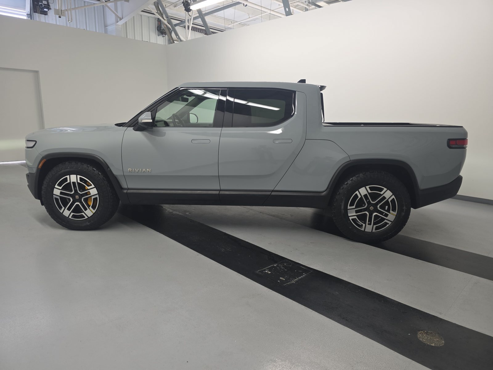 Used 2022 Rivian R1T Adventure AWD/4WD image 2