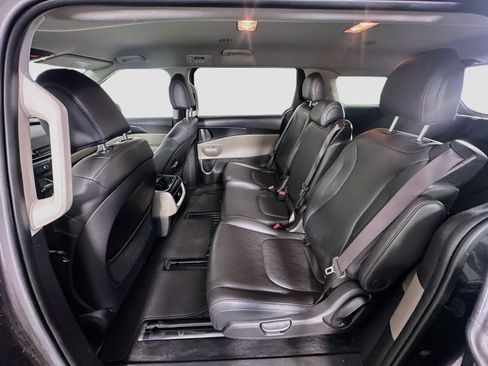 Used 2025 Kia Carnival FWD image 29