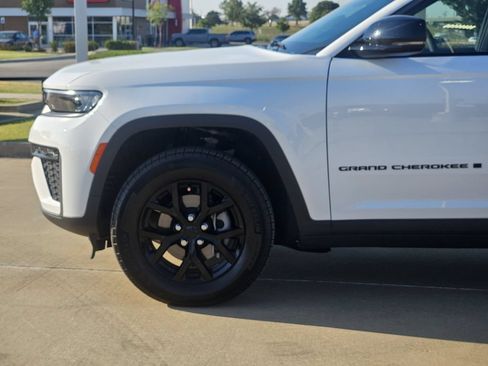 Used 2026 Jeep Grand Cherokee Altitude AWD/4WD image 10