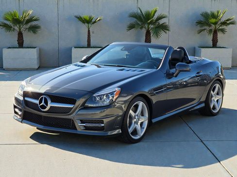 Used 2015 Mercedes-Benz SLK 350 w/ Multimedia Package image 4