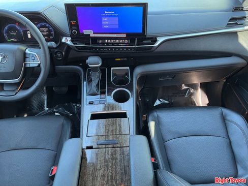 Used 2025 Toyota Sienna Limited image 16