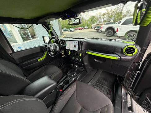 Used 2018 Jeep Wrangler Unlimited Sahara image 27