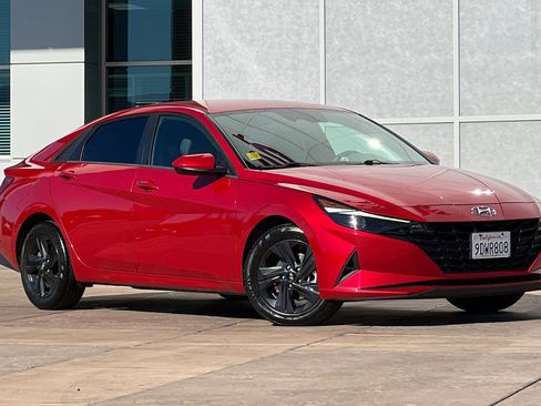 Used 2023 Hyundai Elantra SEL w/ Cargo Package image 2