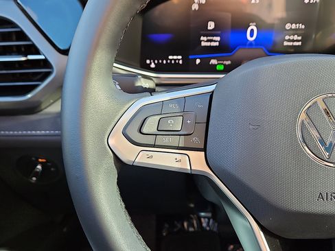 New 2026 Volkswagen Taos SE image 17