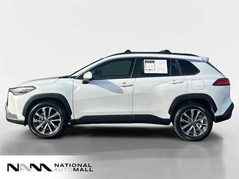 Used 2022 Toyota Corolla Cross XLE w/ Convenience Package image 2