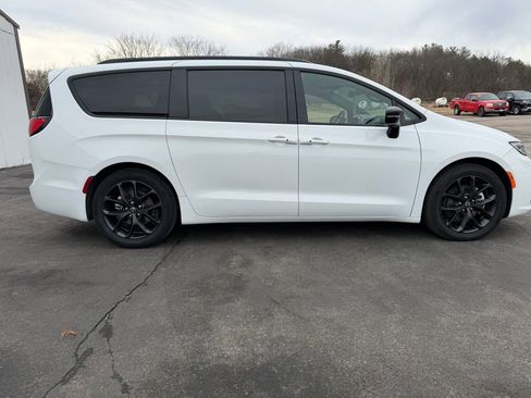 Used 2025 Chrysler Pacifica Limited image 4