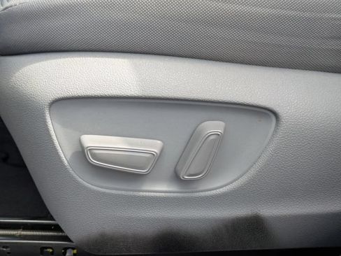 Used 2023 Toyota Highlander LE FWD image 22