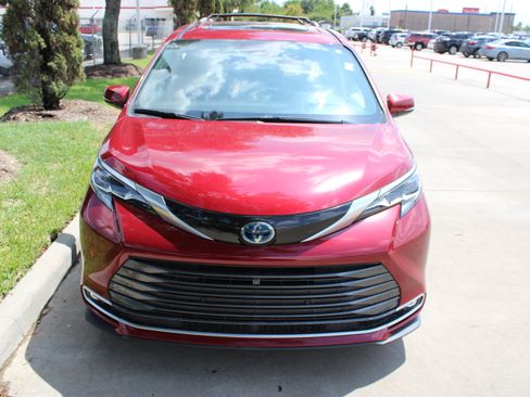 Used 2024 Toyota Sienna Platinum AWD/4WD image 4