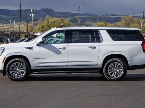 Used 2025 GMC Yukon XL Denali AWD/4WD image 3