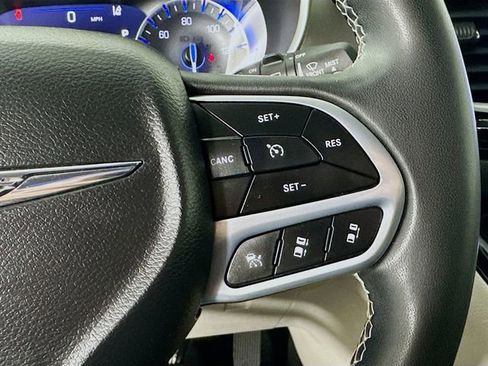 Used 2023 Chrysler Pacifica Touring-L FWD image 11