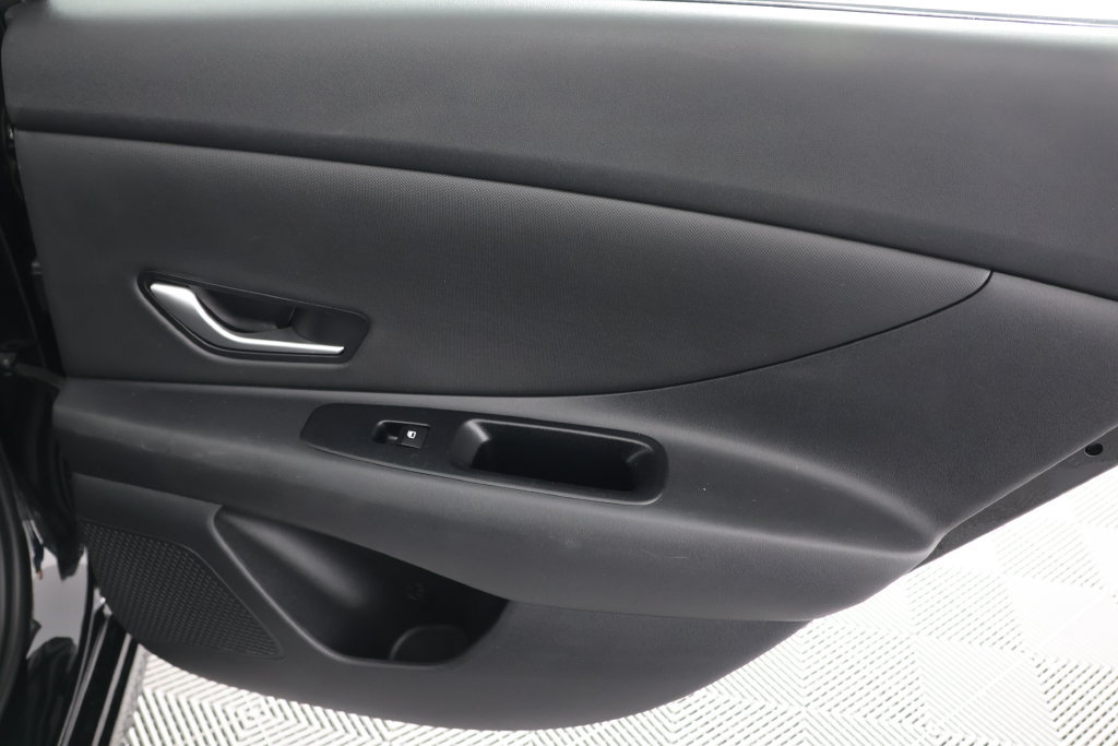 Used 2025 Hyundai Elantra SEL FWD image 28