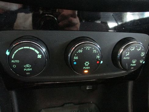 Used 2012 Chrysler 200 Touring image 17