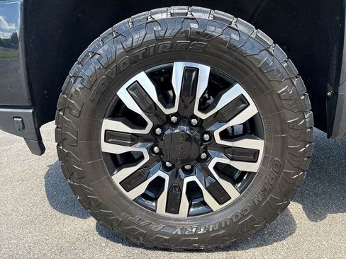 Used 2021 GMC Sierra 2500 Denali w/ Denali Black Diamond Edition AWD/4WD image 16