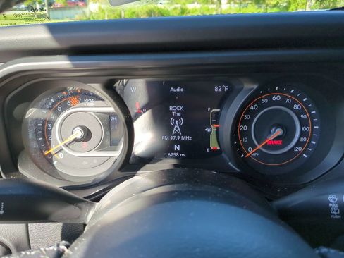 Used 2025 Jeep Wrangler Unlimited Rubicon AWD/4WD image 12