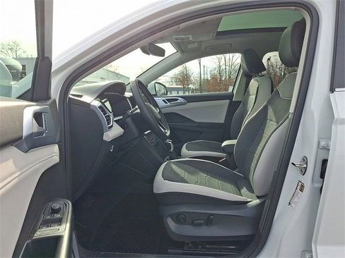 New 2026 Volkswagen Taos SE image 6