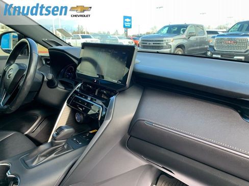 Used 2022 Toyota Venza XLE image 12