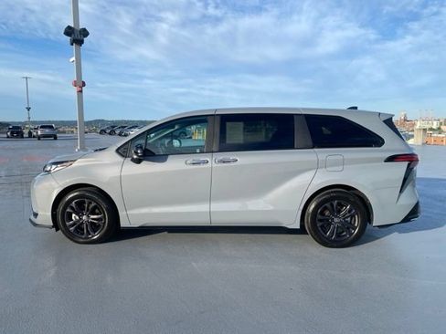 Certified 2025 Toyota Sienna XSE AWD/4WD image 9