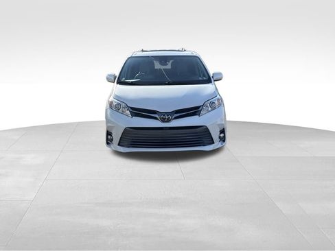 Used 2019 Toyota Sienna XLE image 8