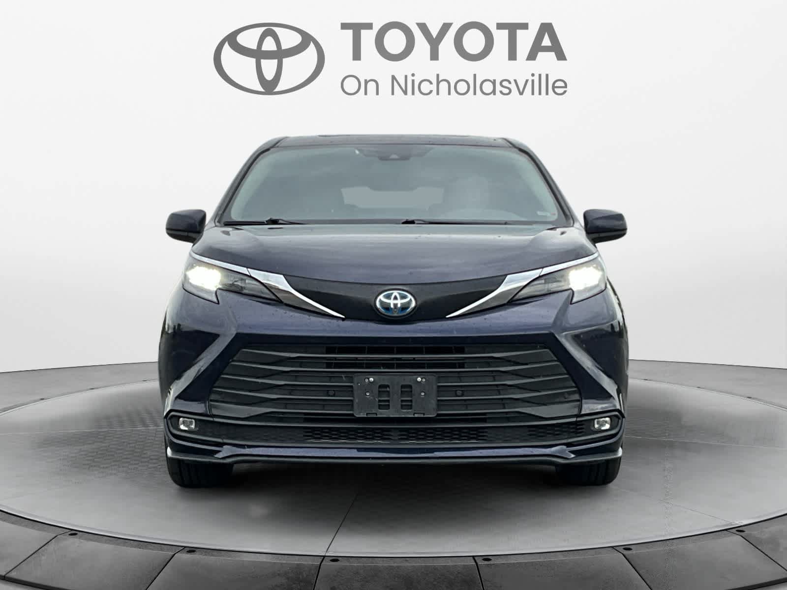 Used 2025 Toyota Sienna XLE FWD image 8