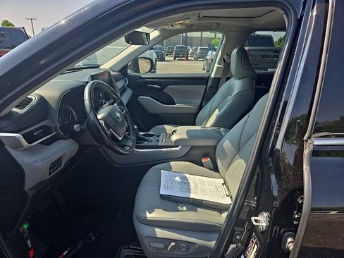 Used 2022 Toyota Highlander XLE AWD/4WD image 16
